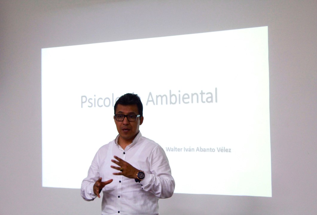 El Profesor e Investigador Walter Abanto de la Universidad Cesar Vallejo del Perú, Visitó la UNIAJC.