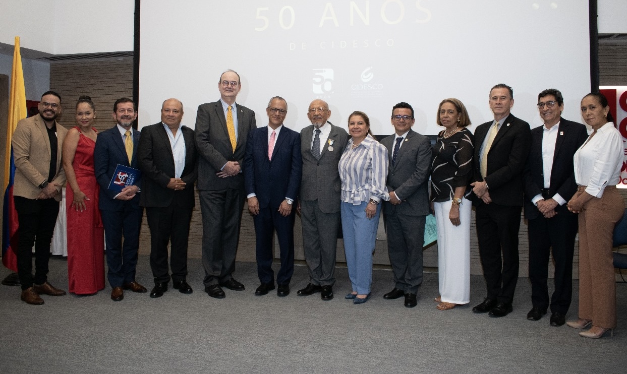 Rector de recibe premio en el lanzamiento del programa “Conexión Pacífico”