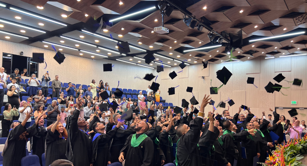 Sonrisas, orgullo y nostalgia invadieron el escenario del Aula Máxima en las ceremonias de grado.