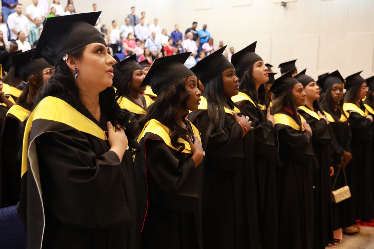 Estudiantes culminan con éxito su formación y disfrutan de su ceremonia de grado