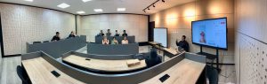 Estudiantes de la UNIAJC, sede sur, durante el colectivo LGBTIQ+, en el que se abordó un taller de lectura. 