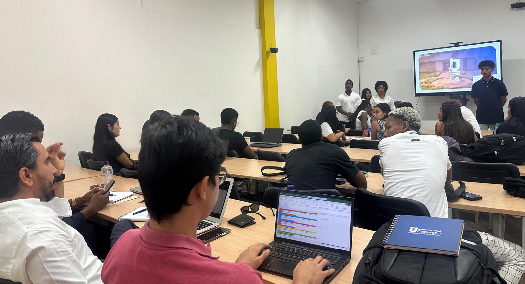 Estudiantes de Ingeniería Industrial exponen ante el sector productivo