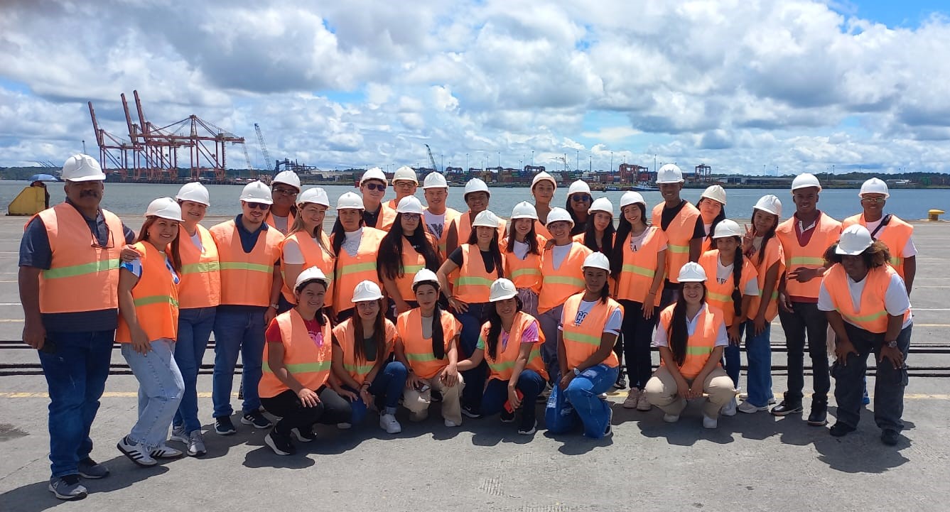 Estudiantes de la FCE visitaron el puerto marítimo de Buenaventura