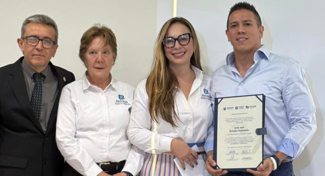 Egresado de Unicamacho recibe reconocimiento por su compromiso, liderazgo y espíritu emprendedor